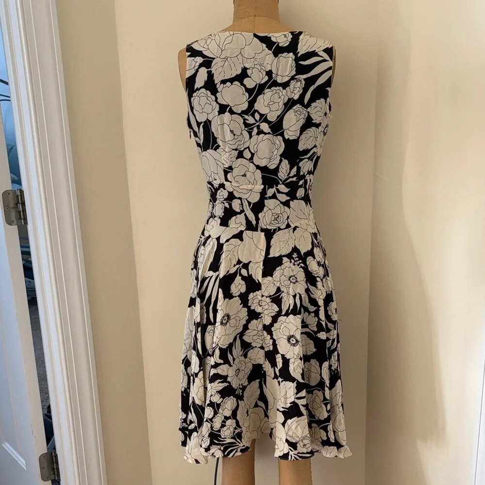 White House Black Market Black & White Floral V-Neck Midi Dress - Picture 4 of 5